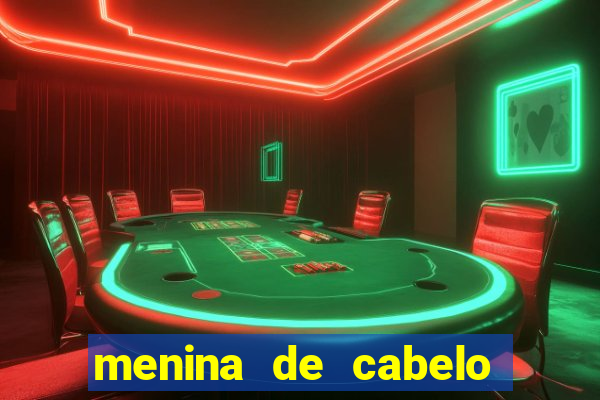 menina de cabelo cacheado fake no espelho