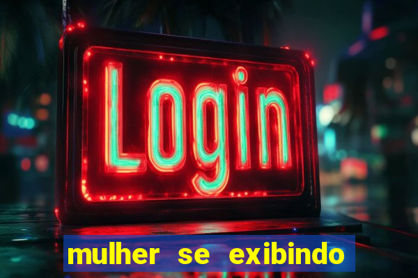 mulher se exibindo ao vivo