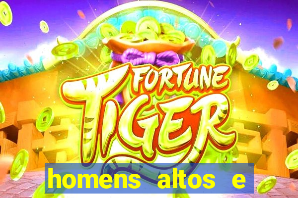 homens altos e sarados pelados