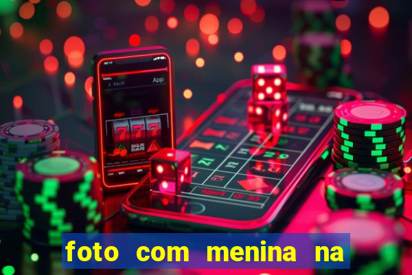 foto com menina na cama fake
